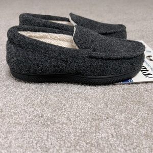 Dearfoams youth size 2/3 memory foam slippers